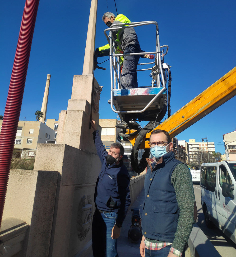 Se refuerzan todas las columnas del Puente de Santa María para evitar las caídas provocadas por las fuertes rachas de viento