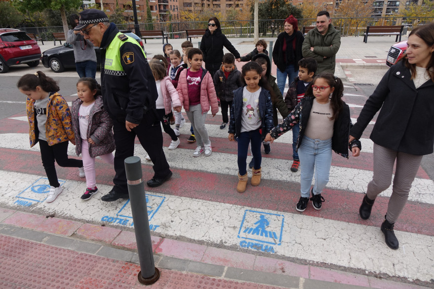 Ontinyent disposa pictogrames als passos de vianants per afavorir una mobilitat més segura i inclusiva