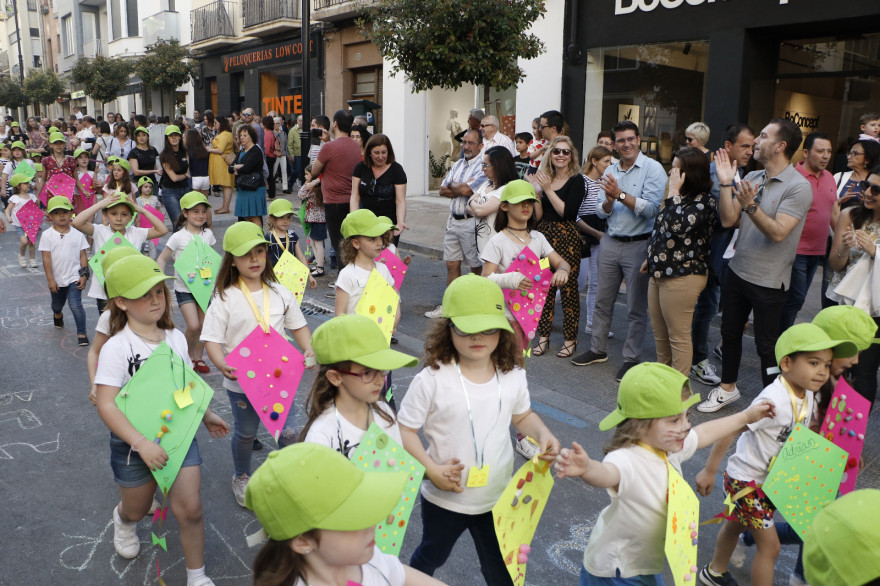 Milers de persones gaudeixen de l&#039;inici de “Ontinyent al carrer” baix un cel de més de 1.000 catxirulos