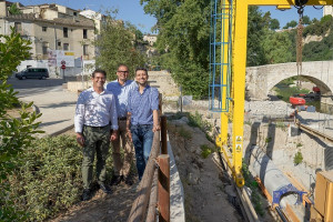 Jorge Rodríguez visita las obras que permitirán pasar el nuevo colector por debajo del Pont Vell