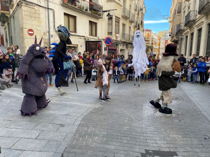 Música, acrobàcies, malabars i jocs atrauen centenars d’espectadors a l’inici del VIII Festival de Circ i Teatre d’Ontinyent