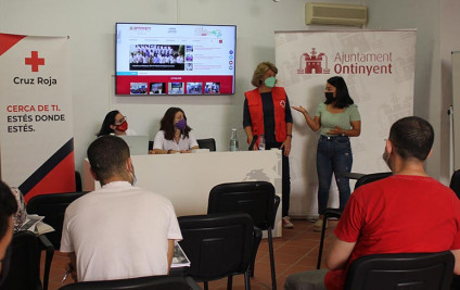 Ontinyent i Creu Roja col·laboren en una Escola d’Acollida per afavorir la integració dels immigrants