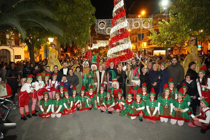 Un espectacle musical i de dansa acompanya una multitudinària encesa de l’arbre de &quot;Ontinyent Il·lusiona&quot;