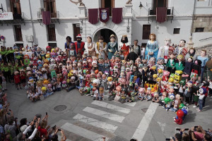 Centenars de persones gaudeixen a Ontinyent de l’Aplec de Gegants i Cabets locals previ al VIII gran Aplec del proper diumenge