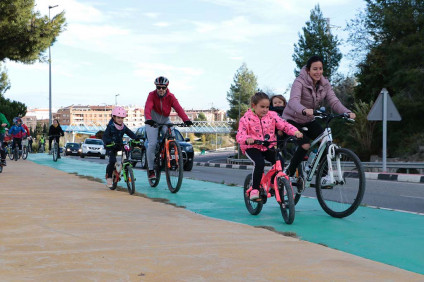 Centenars de persones participen de la festa l’anell ciclopeatonal finançat pel FEDER