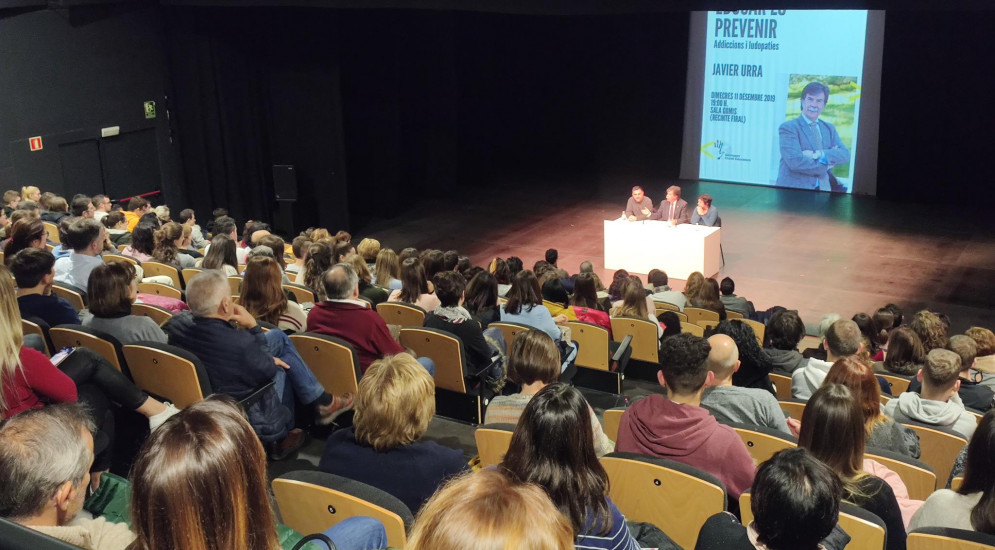 La conferència de Javier Urra sobre les adiccions al joc dins l’Escola de Famílies d’Ontinyent ompli la Sala Gomis