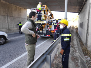 Alumbrado repone las bombillas de unas 20 farolas de la ronda sur, tramo entre la rotonda de Bomberos y la del médico Rafael Galiana