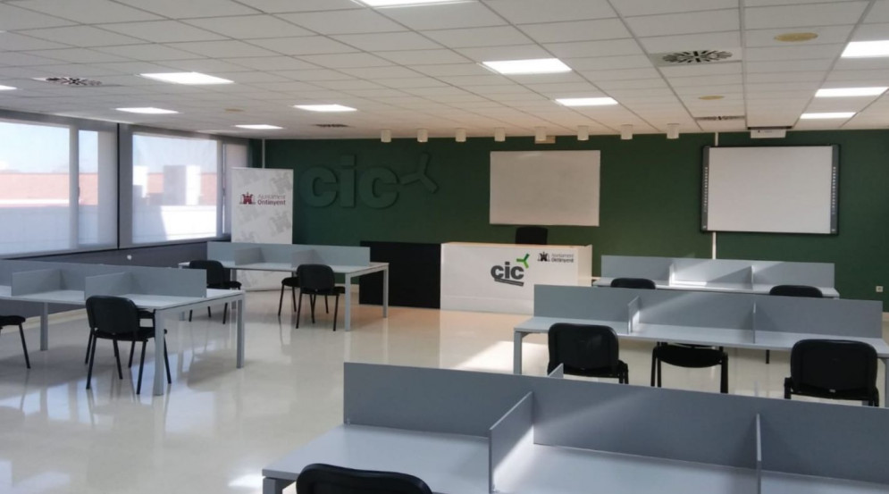 Ontinyent posa en marxa una sala d’estudi adaptada a la pandèmia per preparar els exàmens de gener