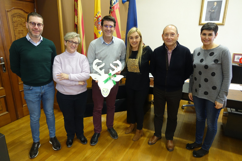 La presidenta de SOC lliura a l’alcalde un dels rens protagonistes de la seua nova campanya solidària